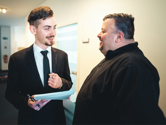 Vertrauensperson der Auszubildenden Marcel Fiedler unterhält sich mit seinem Chef Guido Schneider