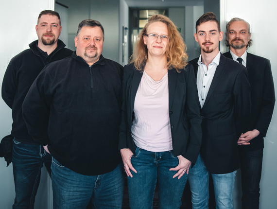 Team der Sicherheitsfirma PBS GmbH steht im Büro